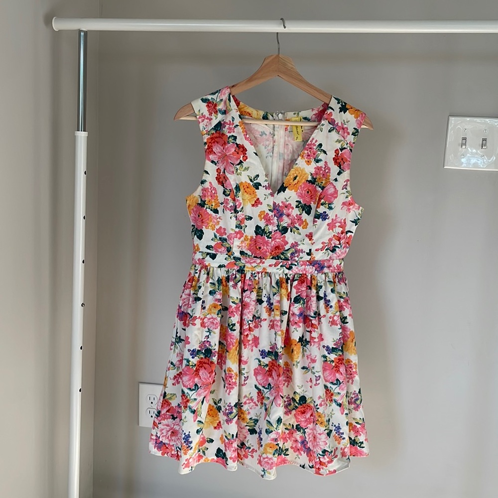 Bee Stitched | Floral V-Neck Dress | Women’s M